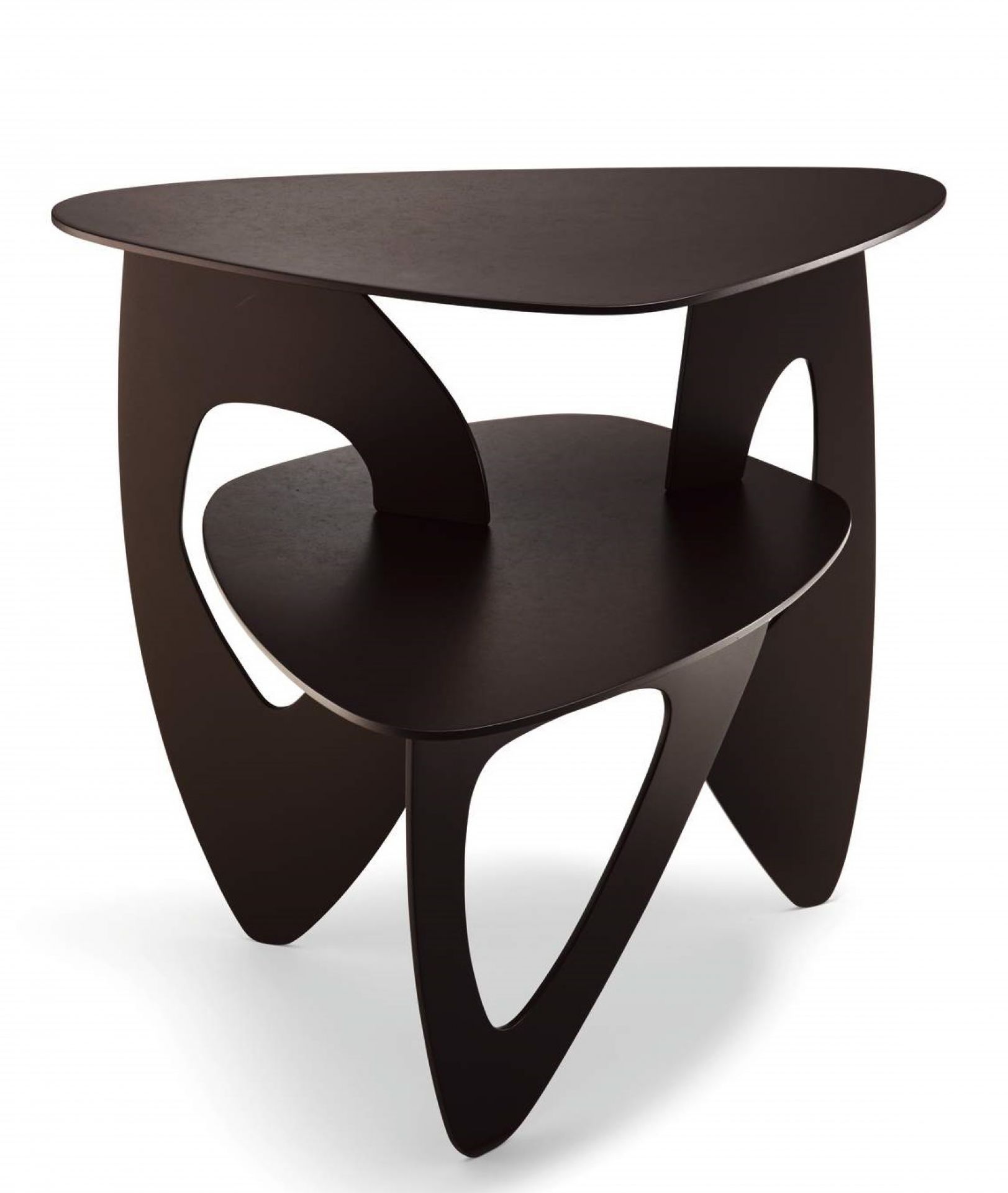 Dunkelbrauner Tama Couchtisch von Walter Knoll mit dreieckiger Tischplatte und Ablage, modernes Design.